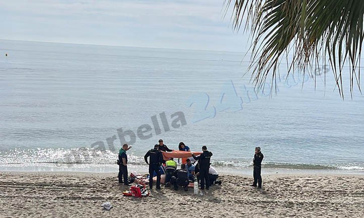 Fallece un bañista en la céntrica playa de La Venus de Marbella