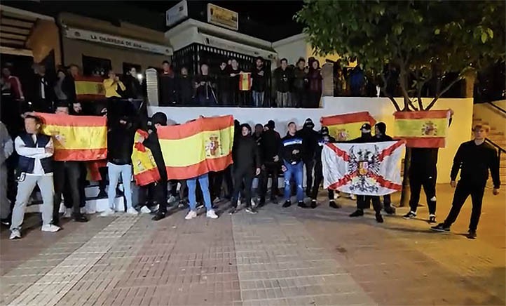 Unas 150 personas cercan la sede del PSOE de Marbella sin incidentes