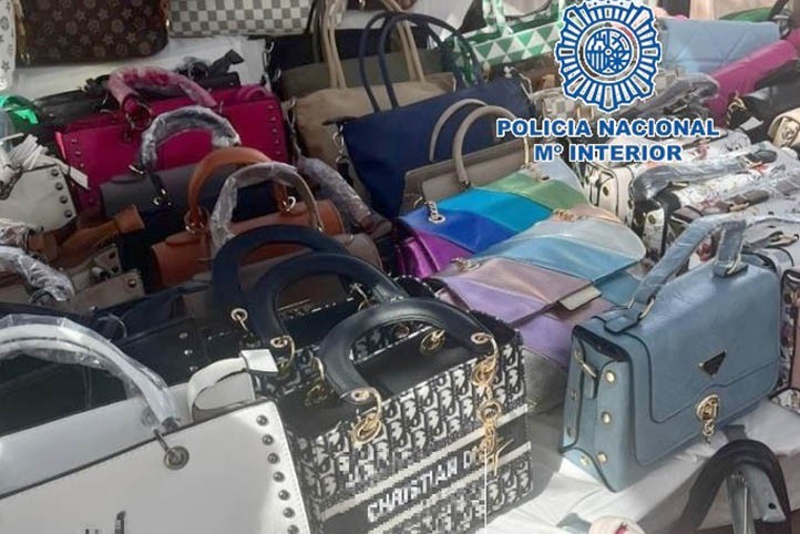 Más de 40 detenidos con falsificaciones en el mercadillo de Puerto Banús