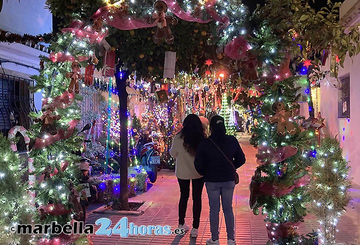 Los vecinos iluminan un año más por Navidad la calle Córdoba de Marbella