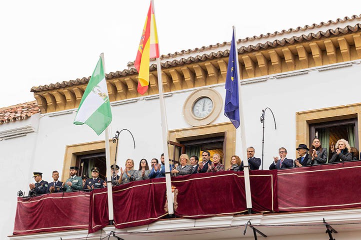 Marbella celebra el 45º cumpleaños de la Constitución con izada de banderas
