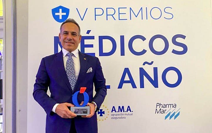 El doctor Nabil Ragaei recibe el premio Médico del Año en oftalmología 