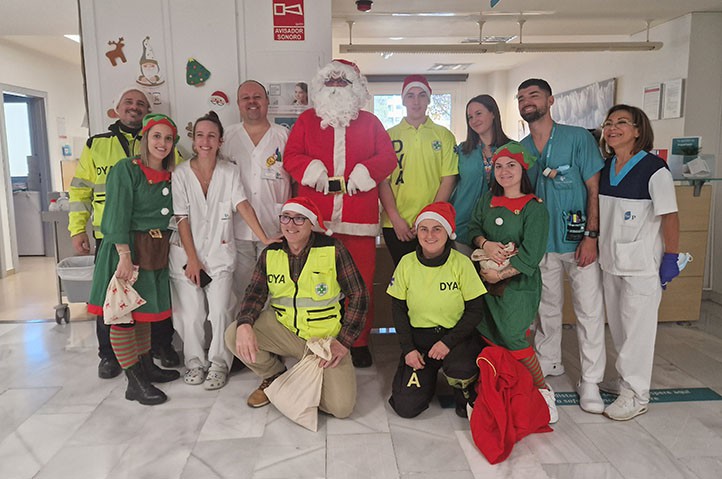 Papá Nöel sorprende a los pacientes del Hospital Quirónsalud Marbella