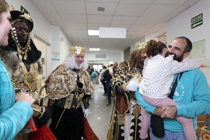 Los Reyes Magos visitan a los pacientes del hospital Quirónsalud Marbella