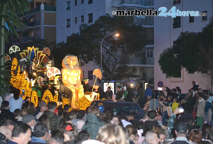 Los Reyes Magos inundan de ilusión las abarrotadas calles de Marbella