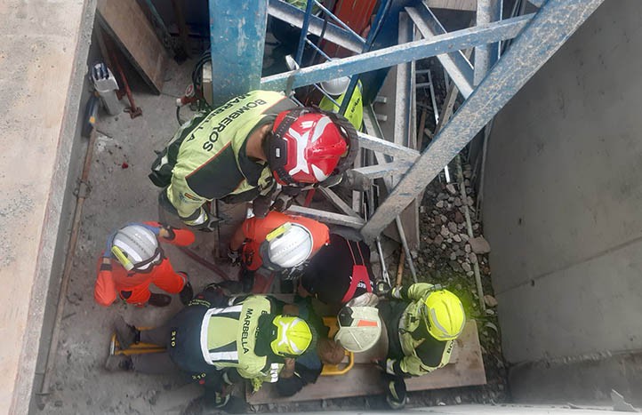 Bomberos rescatan a un trabajador en una obra de San Pedro Alcántara