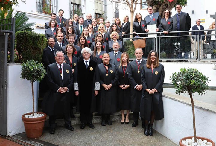 Marbella recibe a 11 nuevos abogados y homenajea a los que llevan 25 años
