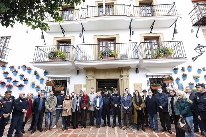 Minuto de silencio en Marbella por los guardias civiles fallecidos en Barbate