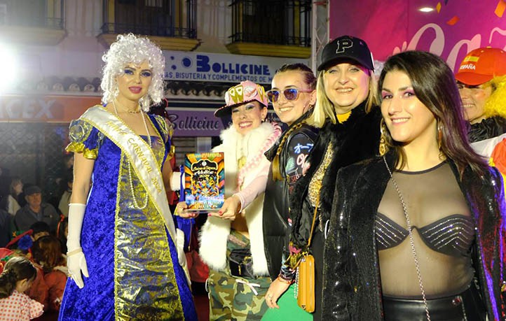 El Desfile del Humor inunda de carnaval las calles de Marbella