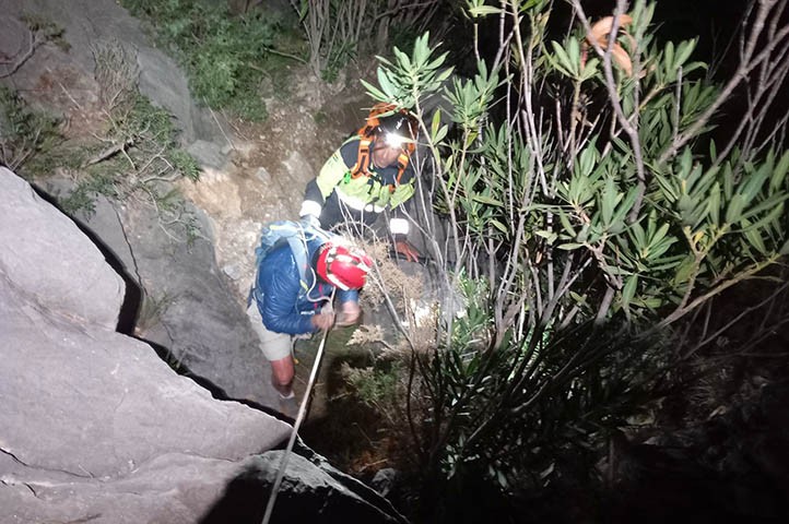 Bomberos de Marbella rescatan de madrugada a un senderista en Juanar