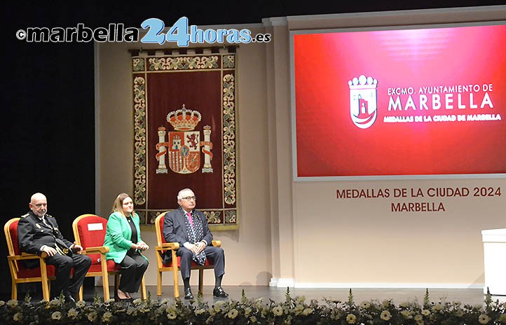 La UD San Pedro, la Virgen del Carmen y la Policía reciben la Medalla de Marbella