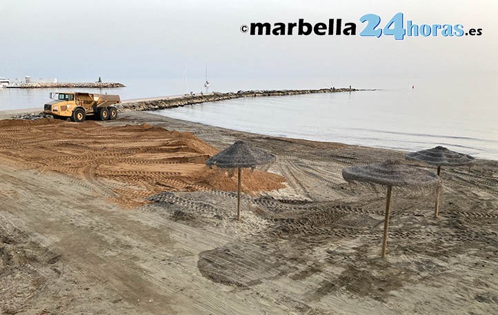 Marbella reconstruye sus playas ante la llegada de la Semana Santa
