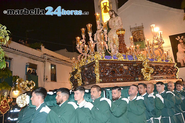 La lluvia respeta al Cristo de la Columna por el Barrio Alto de Marbella