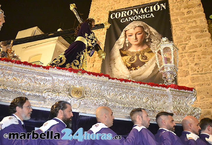 El Nazareno de Marbella arriesga y tiene que regresar bajo la lluvia