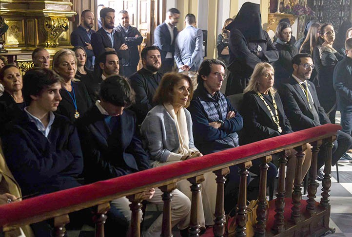 El expresidente Aznar acude al acto litúrgico del Viernes Santo en Marbella