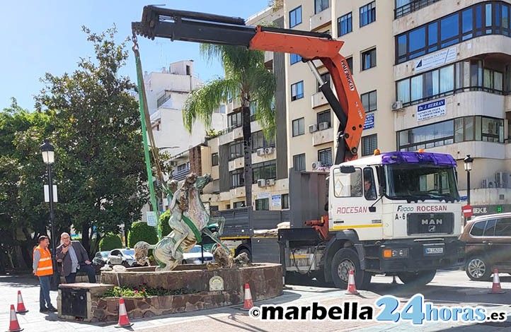 Retiran la escultura de la "Fuente del Caballo" en Marbella para restaurarla