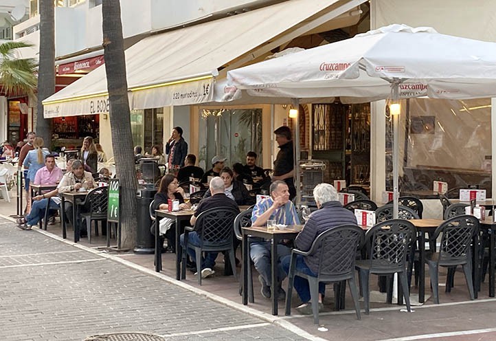Tímida bajada del paro en Marbella para un mes de marzo con Semana Santa