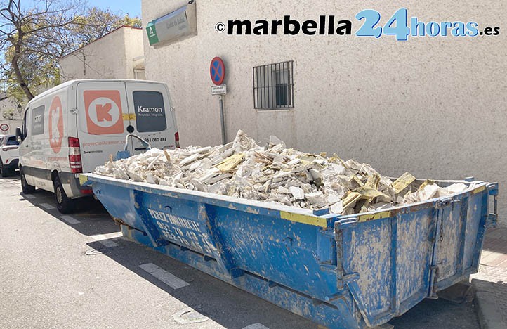 Caos en el centro de salud de Leganitos en Marbella tras caerse un techo