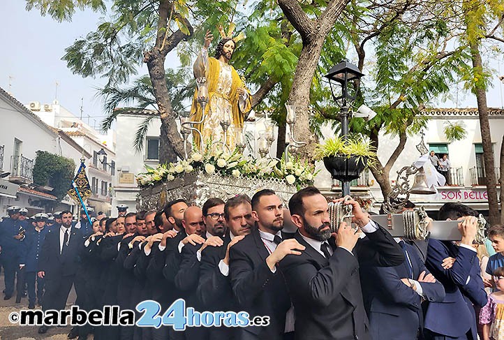 El Señor de la Misericordia recorre Marbella de regreso a su capilla