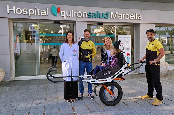 Quirónsalud Marbella dona una silla adaptada al Ultra Trail Sierra Blanca