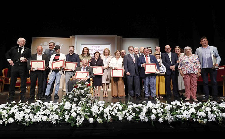 Marbella reconoce a 16 vecinas y vecinos como Ciudadanos Honorarios