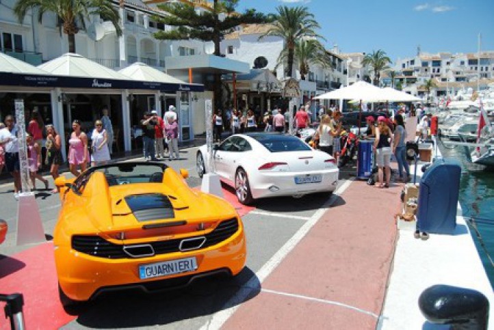 Puerto Banús abre otro conflicto por el uso de aparcamientos como terrazas
