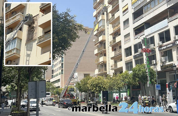 Caen a la acera trozos de la escultura de la Sagrada Familia en Marbella