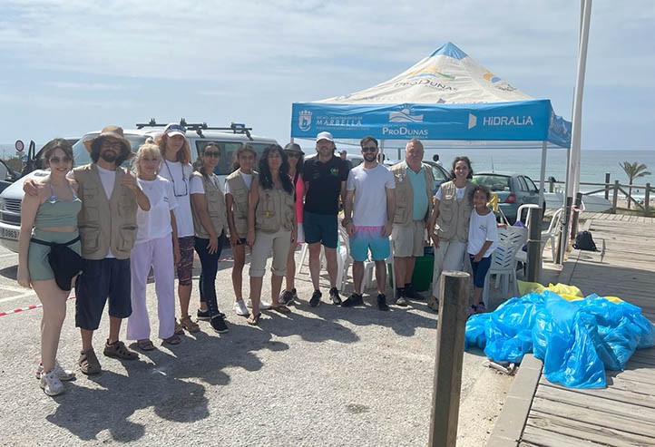 Recogen más de 50 kilos de basura en las dunas de Marbella