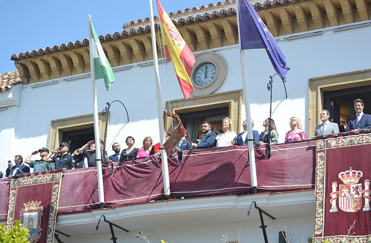 Marbella luce el pendón de la ciudad en la víspera de San Bernabé