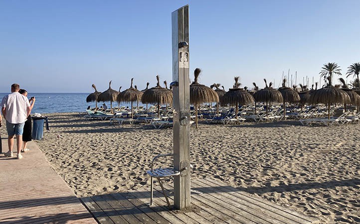 Playas sin agua en las duchas y lavapiés este verano en Marbella
