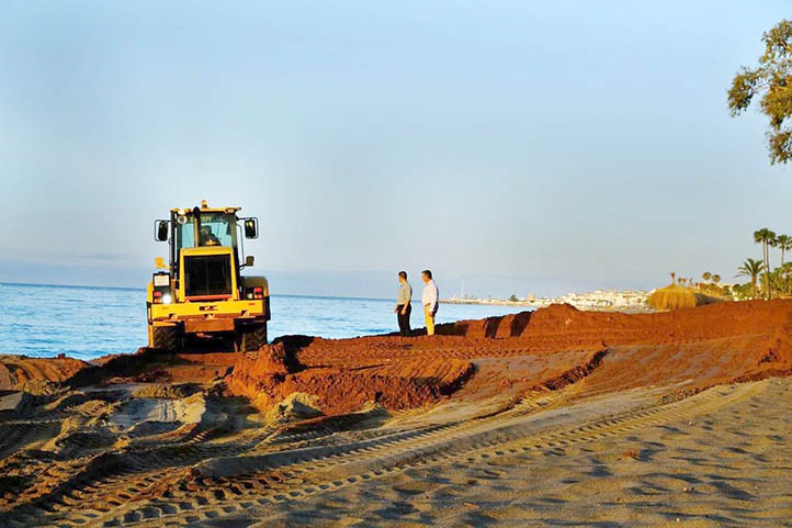 El Ayuntamiento insiste en esparcir arena rojiza en las playas de Marbella