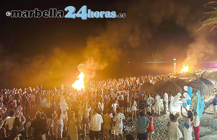 El fuego purificador ilumina la noche de San Juan en el litoral de Marbella