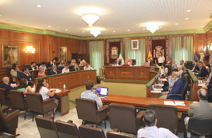 El Pleno acuerda crear aparcamientos disuasorios en Marbella y San Pedro