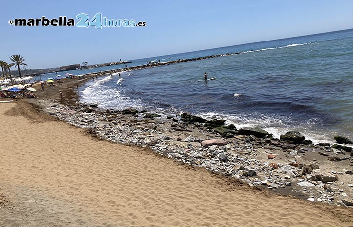 Terminan de esparcir arena rojiza en las playas de Marbella, que siguen mal