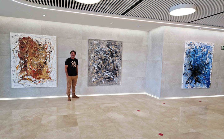 El artista Curro Leyton presenta en Quirónsalud Marbella sus últimas obras