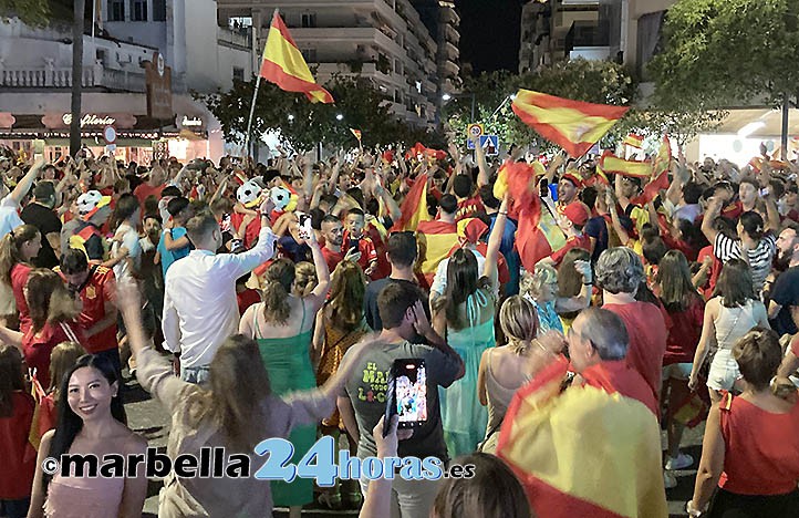 Marbella celebra en la calle el triunfo de España en la Eurocopa