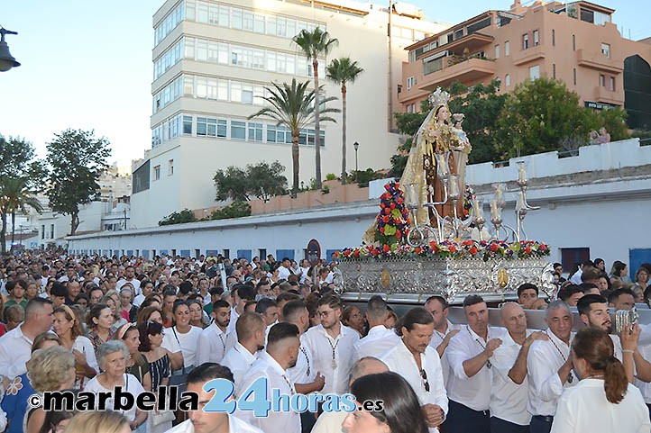 Marbella madruga para arropar en las calles a la Virgen del Carmen
