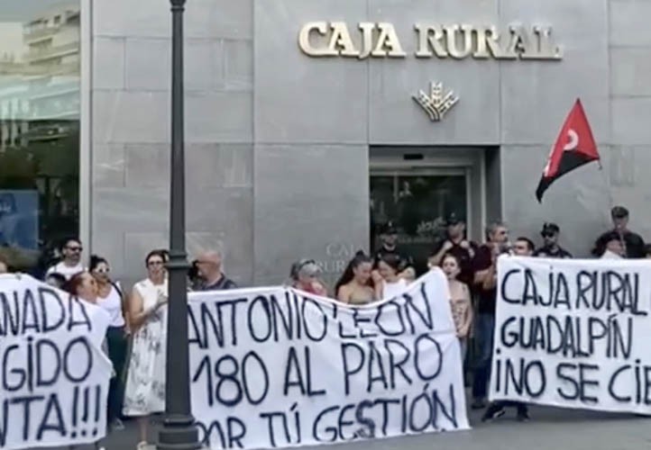 Trabajadores del Hotel Guadalpín Banús protestan en Granada ante Caja Rural