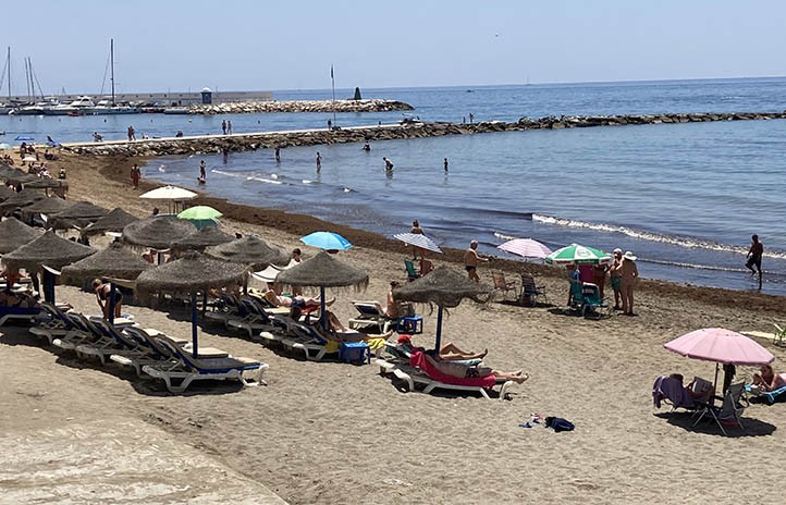 Verano en Marbella con playas de arena arcillosa, llenas de algas y sin lavapiés