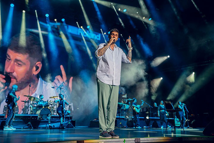 Melendi triunfa en el primero de sus dos tributos a su primer disco en Marbella