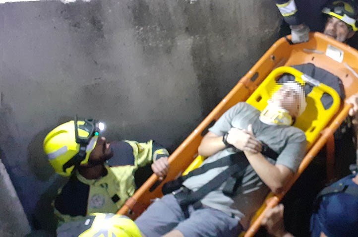 Rescatan en Marbella a un joven de la escollera del puerto de La Bajadilla