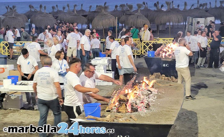 Marbella dice adiós al verano con 1.700 kilos de sardinas al espeto