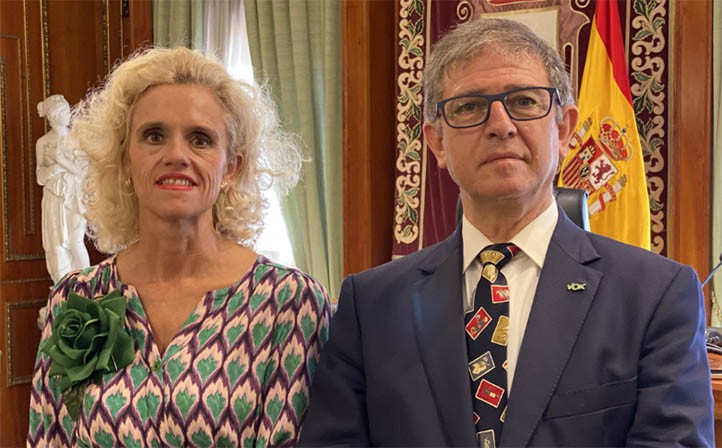 Vox pide bajar sueldos a los políticos de Marbella tras liberar a su concejala