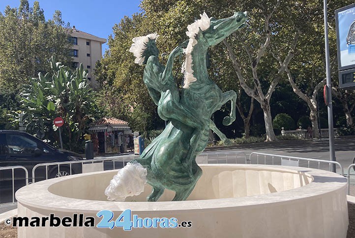 Regresa a Marbella, 6 meses después, la escultura de la "Fuente del Caballo" 
