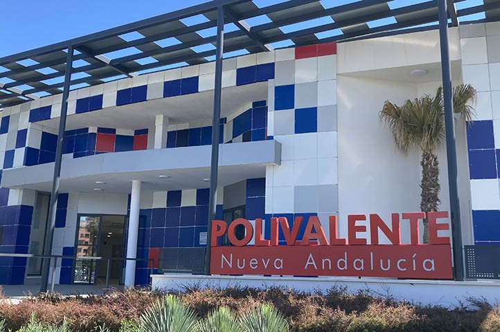 Muñoz visita el Centro Polivalente que ha costado 800.000 euros más