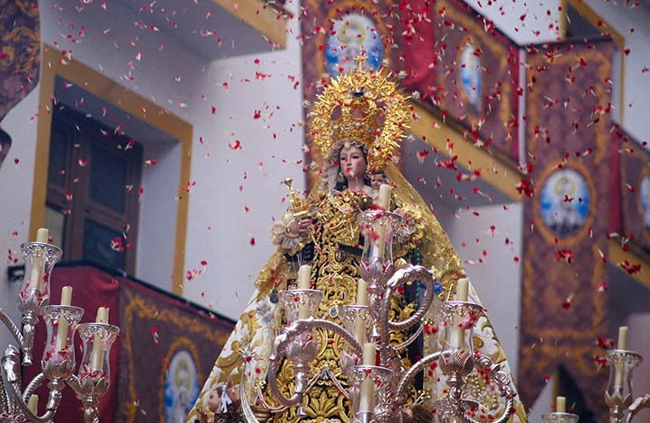 Marbella arropa a la Virgen del Carmen Coronada en un breve recorrido