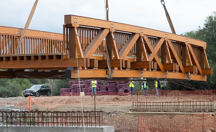 Otro puente de madera en Marbella para cruzar el arroyo Benabolá
