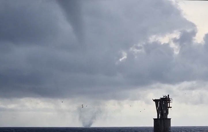 Una manga marina recorre la costa de Marbella en plena dana