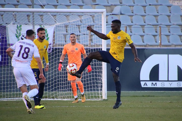 Un Marbellí en inferioridad cae en el último minuto ante el Real Jaén (2-1)