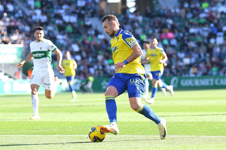 Javi Ontiveros, lo único destacado de un Cádiz que va a la deriva